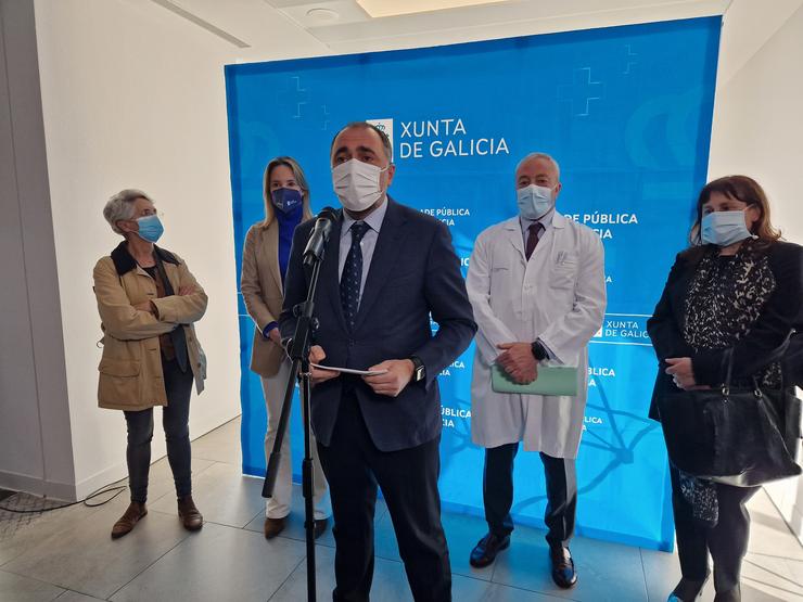 O conselleiro de Sanidade, Xullo García Comesaña, en declaracións aos medios durante unha visita ao Hospital Álvaro Cunqueiro de Vigo. 