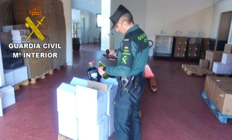 A Garda Civil incauta numerosas botellas de licor sen os precintos correctos / GARDA CIVIL 