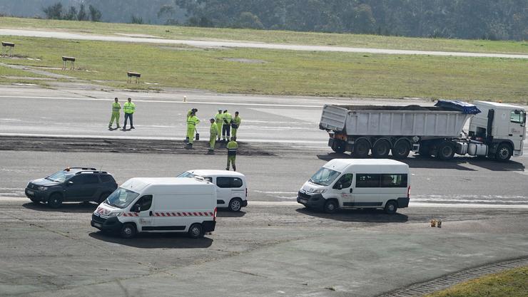 Varios coches durante as obras na pista do aeroporto de Vigo.. Javier Vázquez - Europa Press / Europa Press