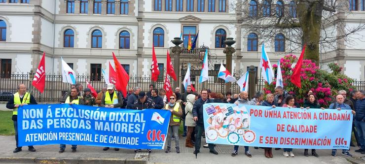 Persoal da administración pública galega concéntrase diante da Xunta para pedir unha atención "de calidade".. CIG / Europa Press
