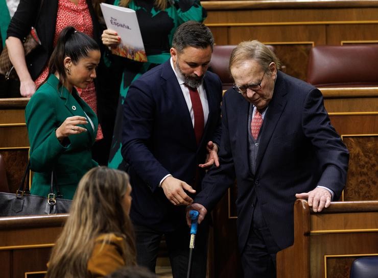 O líder de VOX, Santiago Abascal (i) e o candidato da moción de censura, profesor e economista Ramón Tamames (d), ao finalizar a segunda sesión da moción de censura, no Congreso dos Deputados.. Eduardo Parra - Europa Press 