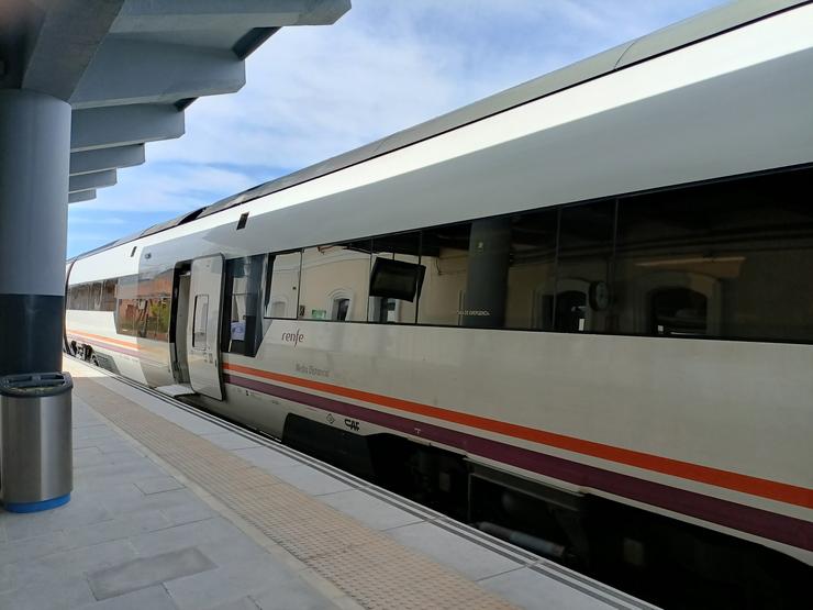 Un tren de Media Distancia na estación de ferrocarril de Mérida 