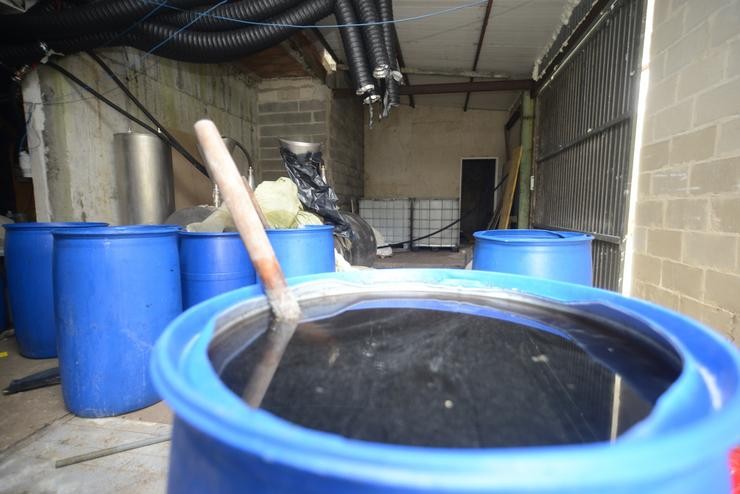 Bidóns con disolvente nunha vivenda onde se atopou un laboratorio de cocaína en San Xurxo de Sacos, Cerdedo-Cotobade / Europa Press