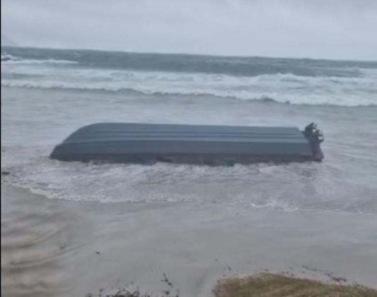 Planeadora envorcada na praia de Nemiña 