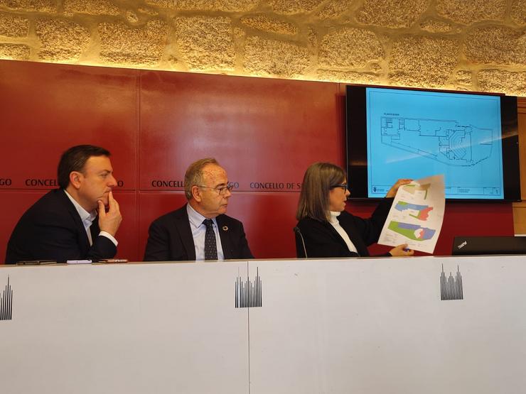 O presidente da Deputación da Coruña, Valentín González Formoso, o alcalde de Santaigo, Xosé Sánchez Bugallo, e a edil de Urbanismo, Mercedes Rosón, en rolda de prensa 