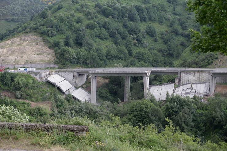 Zona na que se afundiu o viaduto da A-6 en O Castro, en Pedrafita do Cebreiro 