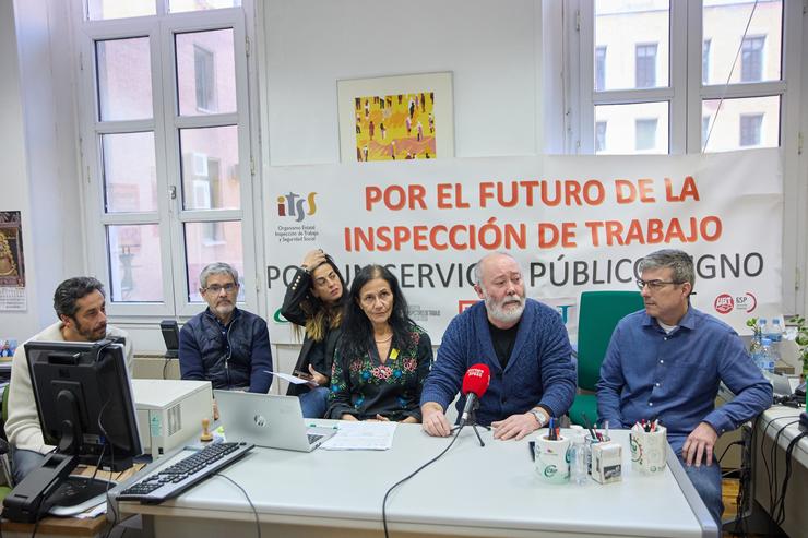 Josetxo Gándara Ruiz de CCOO (2d) durante unha rolda de prensa da Plataforma da  Inspección de Traballo e Seguridade Social, na sede do Ministerio de Traballo e Economía Social, a 15 de febreiro de 2023, en Madrid 