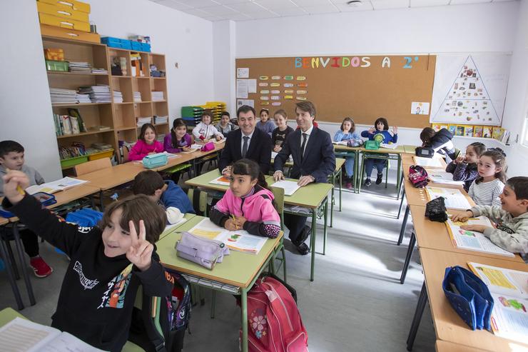 Os conselleiros de Educación e Facenda visitan o CEIP Fontiñas, en Santiago.. CONCHI PAZ