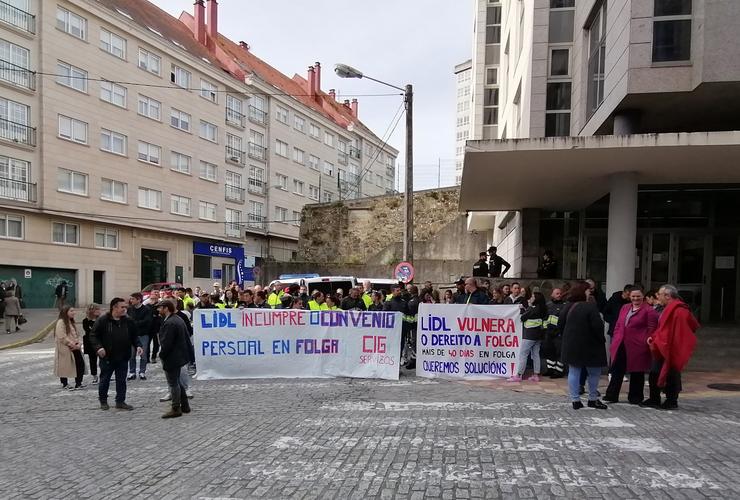 Traballadores de Lidl ás portas dos xulgados de Ferrol 