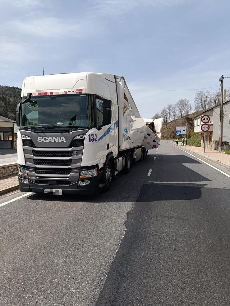 Unha avaría nun camión obriga a cortar durante dúas horas o tráfico na N-6 ao seu paso pola travesía de Pedrafita 