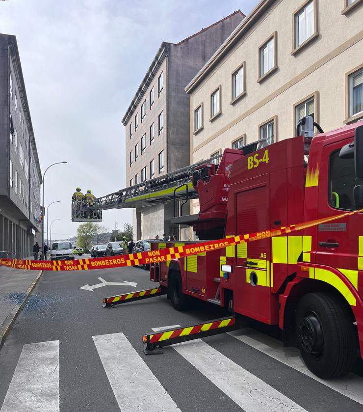 Mobilizados os Bombeiros de Santiago e a Policía Local tras desprenderse unha ventá dunha fachada 