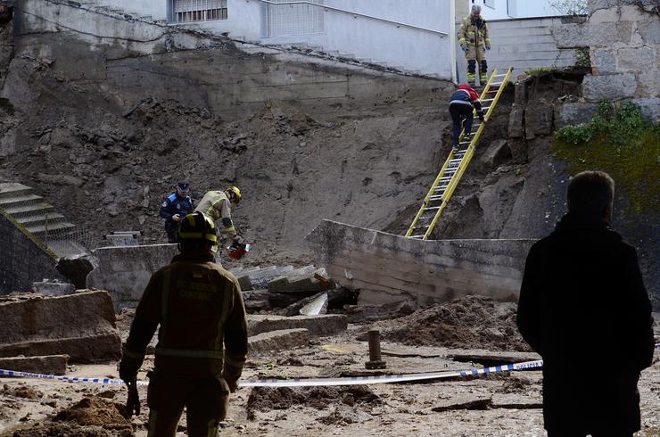 O corpo de Bombeiro traballa tras o derrube dun muro no colexio Cardeal Cisneros, a 1 de marzo de 2023, en Ourense, Galicia (España). Un muro do colexio Cardeal Cisneros, en Ourense, esborrallouse hoxe posiblemente pola rotura dunha tubaxe. Rosa Veiga - Europa Press / Europa Press