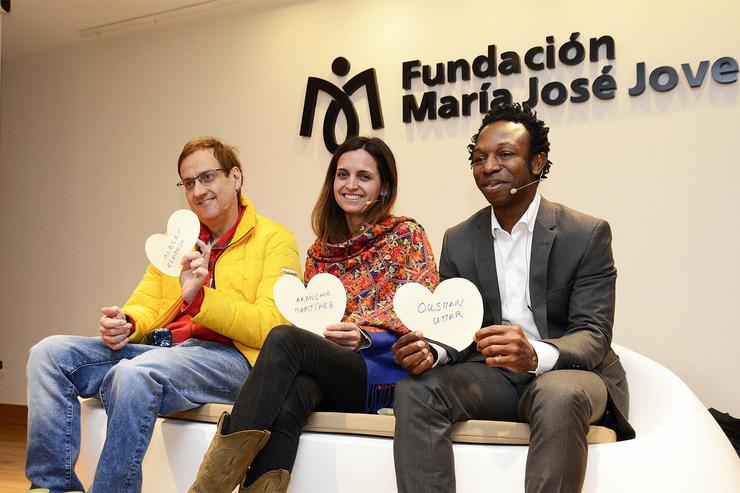 Ousman Umar e Arantxa Martínez, premios Princesa de Girona, e Albert Espinosa, relatoras da XIV edición do Congreso O Que De verdade Importa. FUNDACIÓN MARÍA JOSÉ JOVE / Europa Press