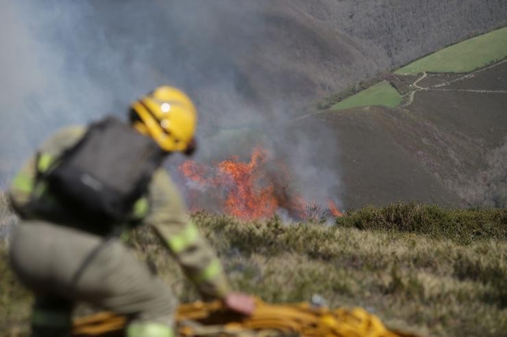 Un efectivo da Xunta con base en Becerreá traballan para extinguir as chamas nun incendio forestal en Baleira /  Carlos Castro - Europa Press