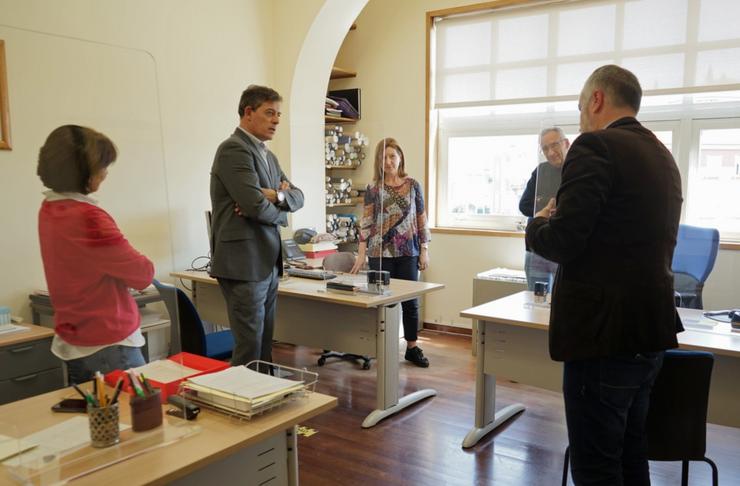 O novo delegado do Goberno en Galicia, José Ramón Gómez Besteiro, con persoal da institución este xoves. DELEGACIÓN DO GOBERNO 
