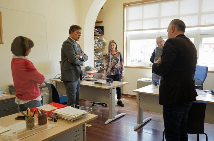 O novo delegado do Goberno en Galicia, José Ramón Gómez Besteiro, con persoal da institución este xoves. DELEGACIÓN DO GOBERNO / Europa Press