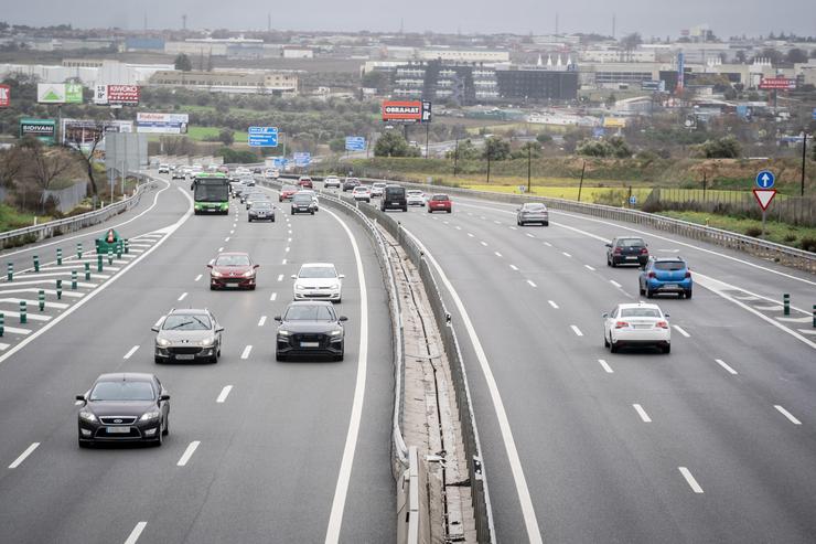 Varios coches circulan pola autovía do Suroeste, A-5, a 8 de xaneiro de 2023, en Madrid 