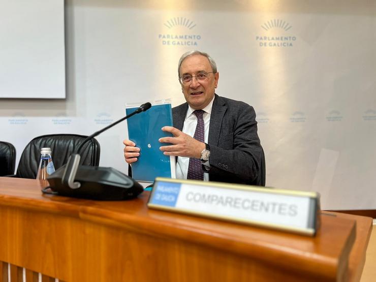 O director xeral da CRTVG, Alfonso Sánchez Izquierdo, en comisión de control da compañía