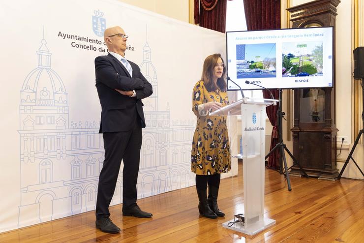 A alcaldesa da Coruña, Inés Rei, e o presidente da Aemet, Miguel Anxo López, informan o protocolo asinado. ANDY PÉREZ / Europa Press