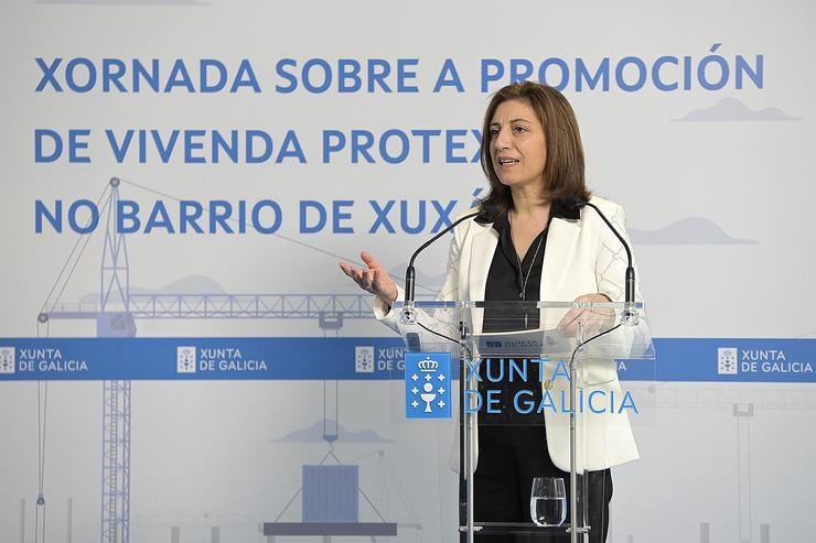 A conselleira de Medio Ambiente, Territorio e Vivenda, Angeles Vázquez, na inauguración da xornada sobre promoción de vivenda protexida no barrio de Xuxán. XUNTA - Arquivo