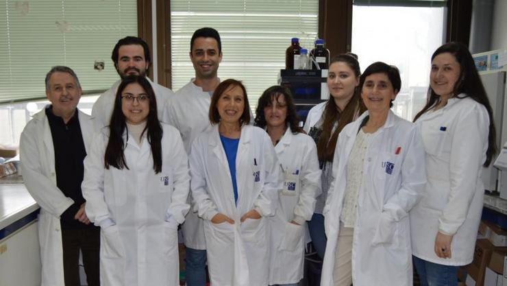 Esperanza Álvarez, no centro, con investigadores do grupo Uxafores, nun laboratorio da EPS de Enxeñaría da USC 