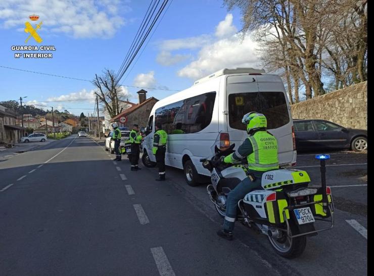 Efectivos da Garda Civil interceptan ao condutor dun microbús escolar que superaba as taxas de alcol permitidas 