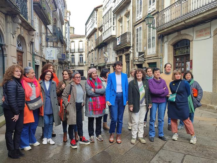 A portavoz nacional do BNG, Ana Pontón, e a candidata á Alcaldía de Santiago, Goretti Sanmartín, reúnense con mulleres autónomas da capital galega. BNG 