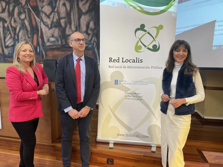 Os profesores María Cadaval, Alberto Vaqueiro e Concepción Campos, da Rede Localis, na presentación do informe 
