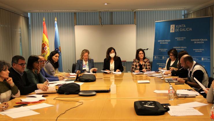 A directora xeral de Recursos Humanos do Sergas, Ana Comesaña Álvarez, e a directora xeral de Planificación e Reforma Sanitaria, Sofía López Linares, en Mesa Sectorial / Europa Press