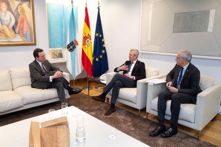 O presidente da Xunta, Alfonso Rueda, acompañado do vicepresidente primeiro e conselleiro de Economía, Industria e Innovación, Francisco Conde, reúnese co CEO de Enagás, Arturo Gonzalo.. XUNTA - XOÁN CRESPO / Europa Press