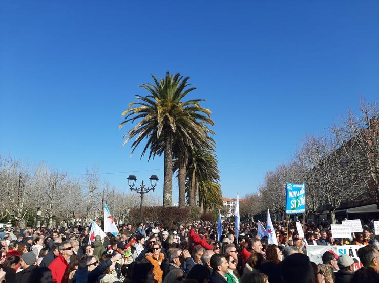 Manifestación na alameda de Noia contra a decisión da Xunta de Galicia de autorizar a vertedura de 889.885 metros cúbicos de augas residuais ao arroio das Rabaceiras, na ría de Muros e Noia, procedentes dunha antiga mina. 