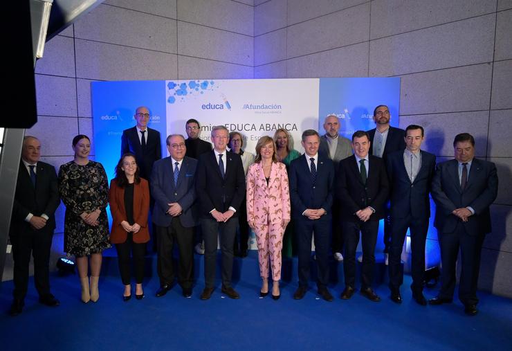 A ministra de Educación, Pilar Alegría; o presidente da Xunta, Alfonso Rueda e o presidente de Afundación, Miguel Anxo Escotet, xunto a outras autoridades e premiados nos galardóns Educa Abanca. M. DYLAN / Europa Press