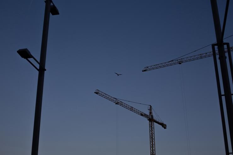 Varios guindastres na construción de edificios para vivendas e pisos en alguer 