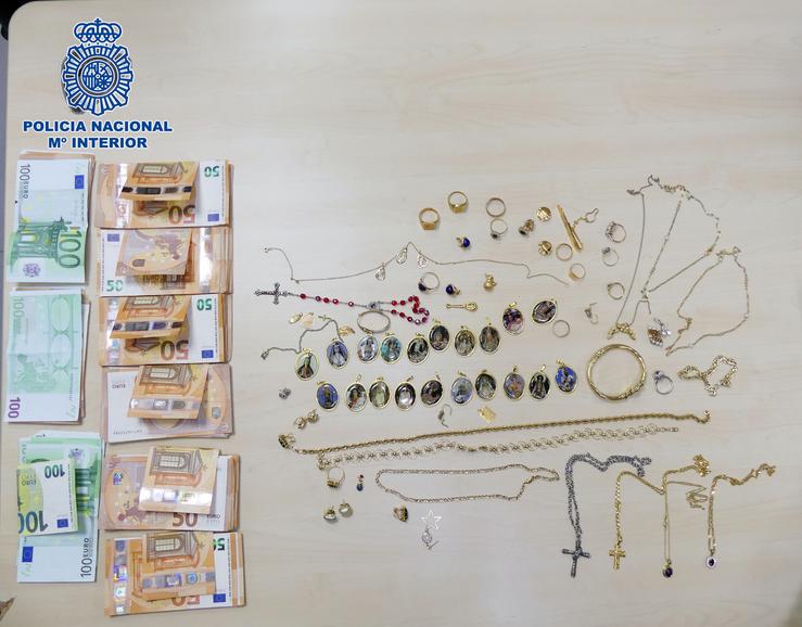 Diñeiro e xoias recuperadas tras a detención dun home e unha muller, como supostos autores de dúas estafas na Coruña e Pontevedra, mediante o método do 'tocomocho'.. POLICÍA NACIONAL 