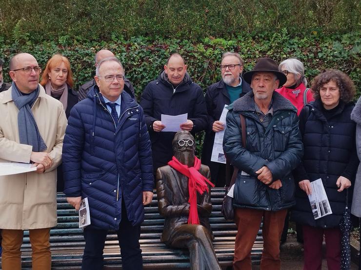 A estatua de Valle-Inclán da Alameda de Santiago volve lucir a bufanda vermella / Europa Press