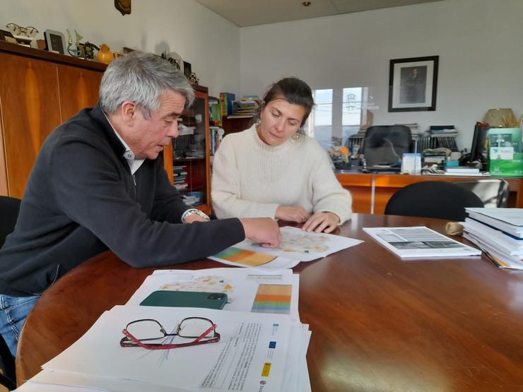 O director xeral de Defensa do Monte, Manuel Rodríguez, e a alcaldesa de Lobios, Carmen Yáñez / Europa Press