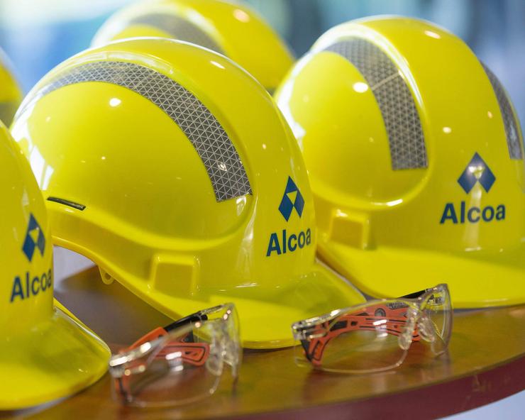 Cascos de traballadores de Alcoa. ALCOA - Arquivo