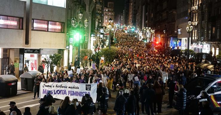 Miles de persoas claman en Vigo pola igualdade e piden o fin da 'barbarie machista'.. JAVIER VÁZQUEZ-EUROPA PRESS 