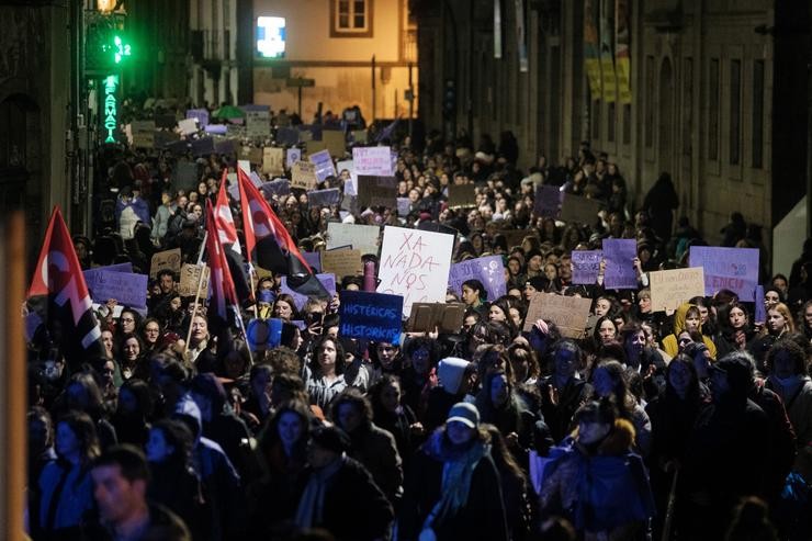 Miles de mulleres protestan con carteis durante unha manifestación convocada por Plataforma Feminista Galega, polo 8M, Día Internacional da Muller, desde a Praza do Obradoiro, a 8 de marzo  de 2023, en Santiago de Compostela.. César Arxina - Europa Press