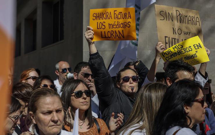 Médicos de Atención Primaria e Especializada suxeitan pancartas durante unha protesta 