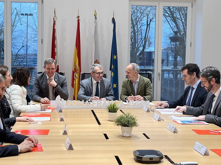 Reunión do delegado do Goberno, José Miñones; o delegado de Zona Franca en Vigo, David Regades; e o director de Rede.es, Alberto Martínez, con representantes do complexo mar-industria.. ZONA FRANCA DE VIGO 