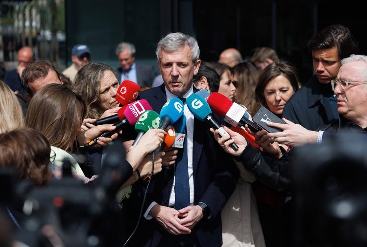 O presidente da Xunta de Galicia, Alfonso Rueda, atende a medios á súa chegada á Xunta Directiva Nacional do PP.. Eduardo Parra - Europa Press 