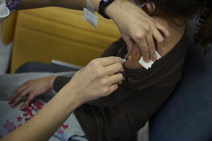 Unha nena recibe unha dose da vacina contra o Covid-19 /Jesús Hellín - Europa Press 