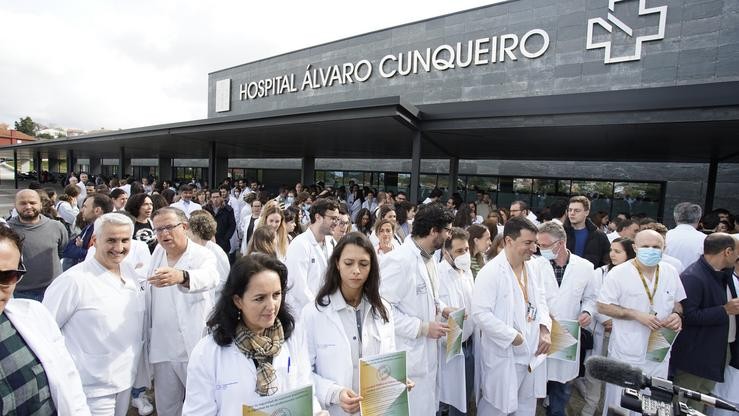 Decenas de persoas protestan durante unha folga de médicos galegos, no Hospital Álvaro Cunqueiro