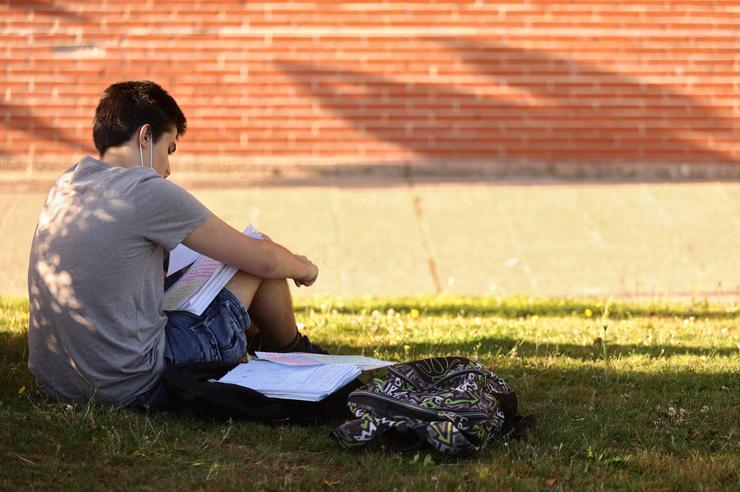 Un estudante repasa os seus apuntamentos antes de comezar un dos exames de universidade 