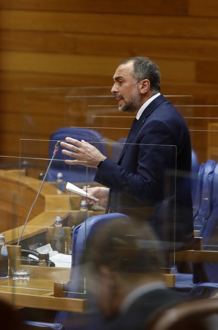 O conselleiro de Sanidade, Julio García Comesaña, durante ou pleno do Parlamento galego 