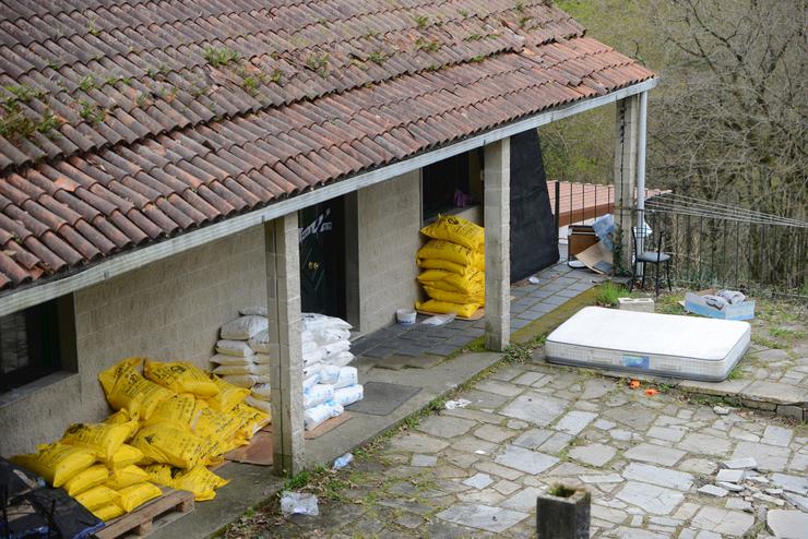 Un conxunto de sacos na entrada dunha vivenda onde se atopou un laboratorio de cocaína, a 22 de marzo de 2023, en San Xurxo de Sacos, Cerdedo-Cotobade 