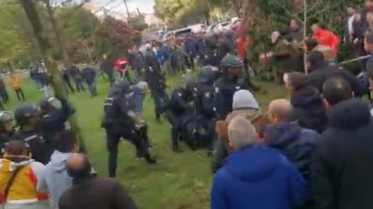 Carga policial contra os bateeiros nas inmediacións da Xunta 