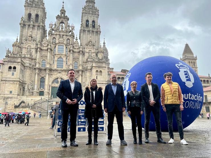 O alcalde de Santiago, Xosé Sánchez Bugallo; o presidente da Deputación da Coruña, Valentín González Formoso; e o presidente da Federación Galega de Atletismo, Iván Sanmartín, entre outros.. CONCELLO DE SANTIAGO / Europa Press