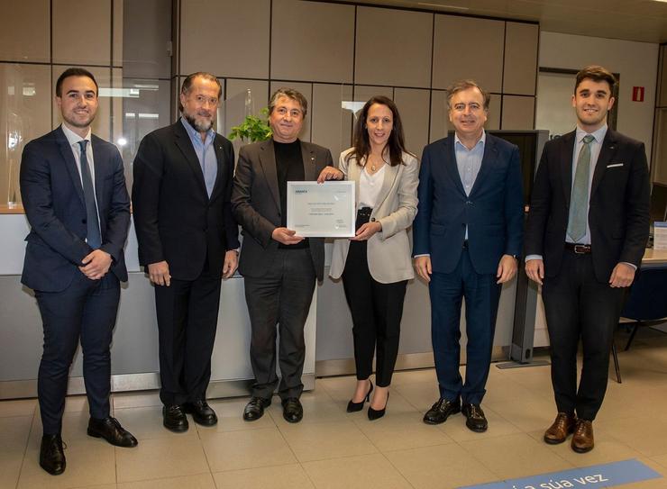 Entrega da distinción á oficina de Abanca na Picota de Mazaricos 